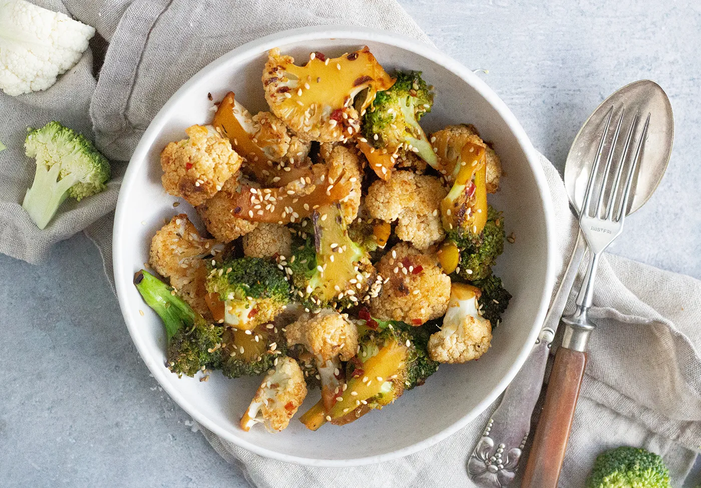 Stegt broccoli og blomkål med soya og sesam