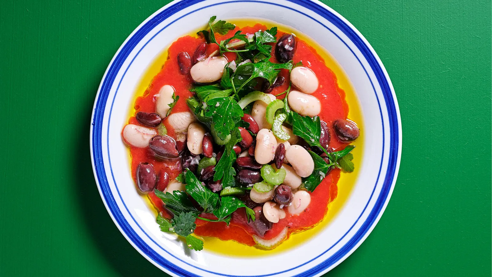 Salat med bønner, blegselleri og tomatsovs