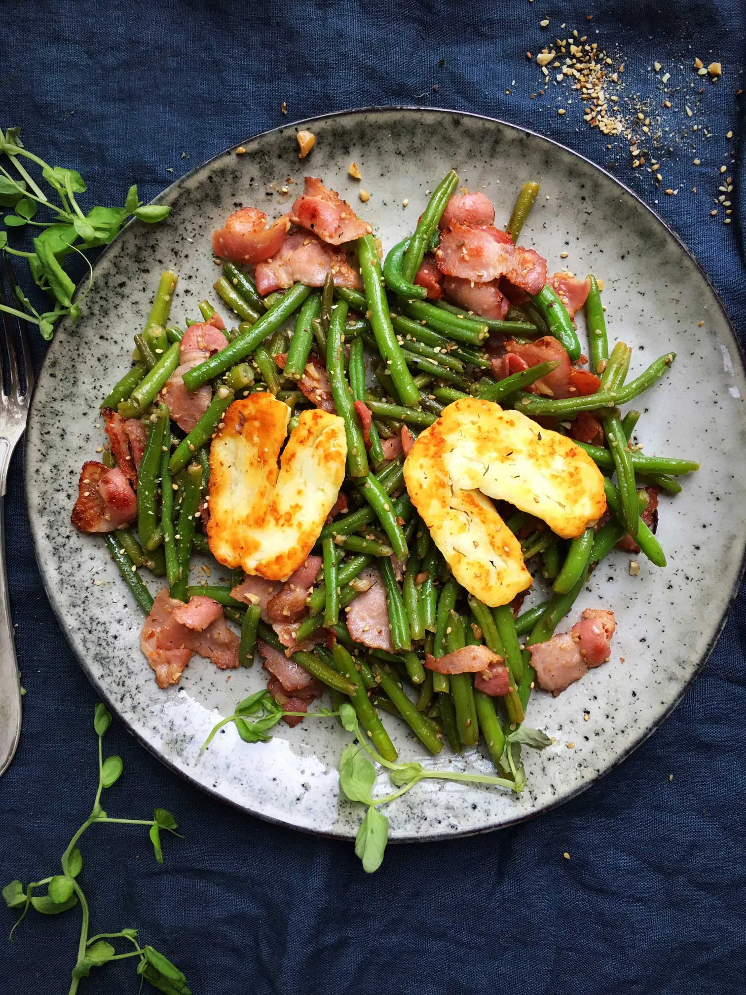 Stegte bønner med bacon og halloumi
