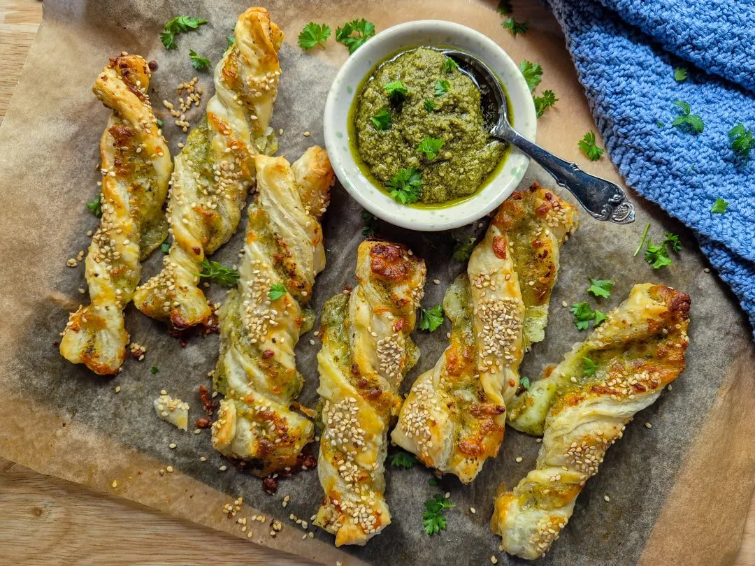 Butterdejsstænger med pesto og ost