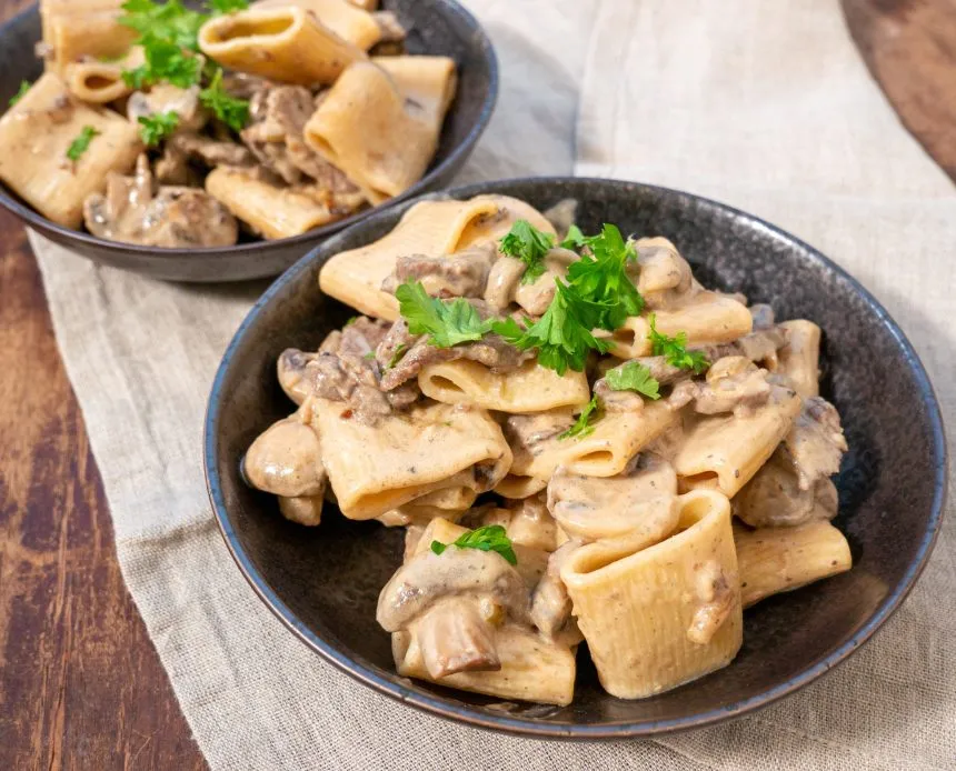 Pasta med flanksteak og champignon