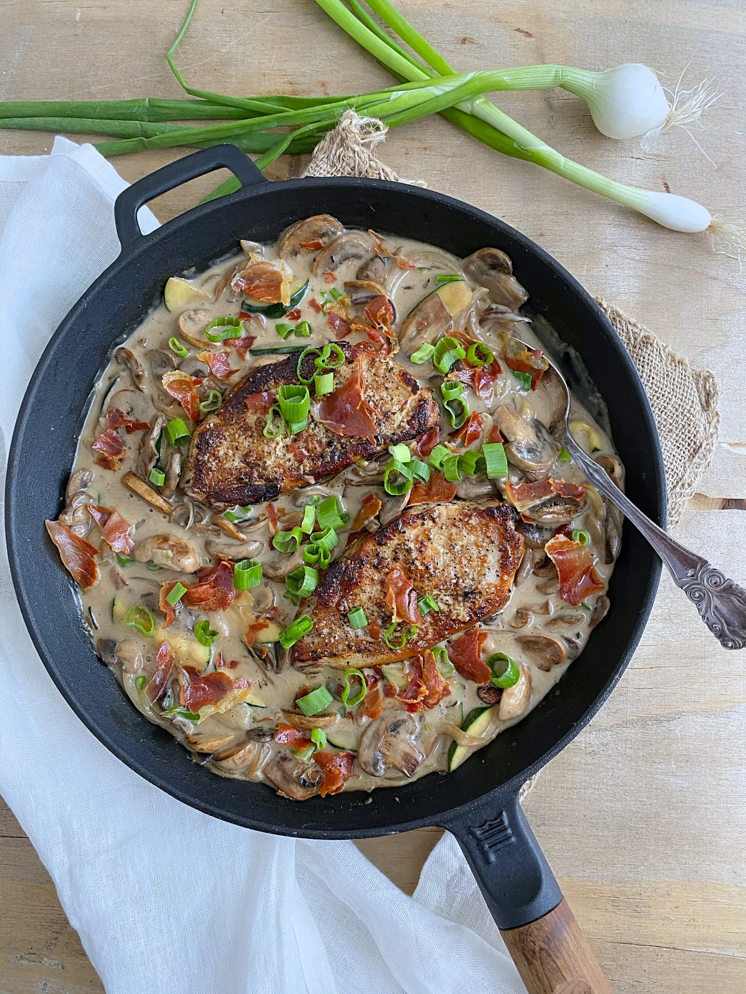 Champignon a la creme med koteletter