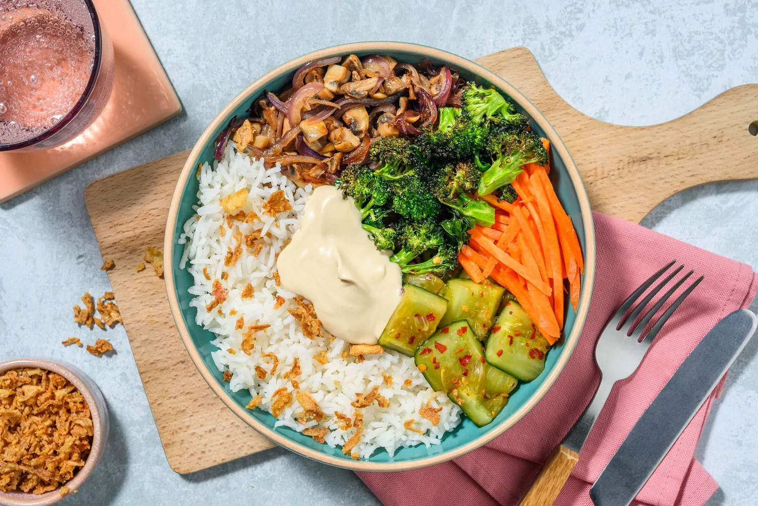 Japansk champignon-donburi bowl med knust chiliagurk og bagt broccoli
