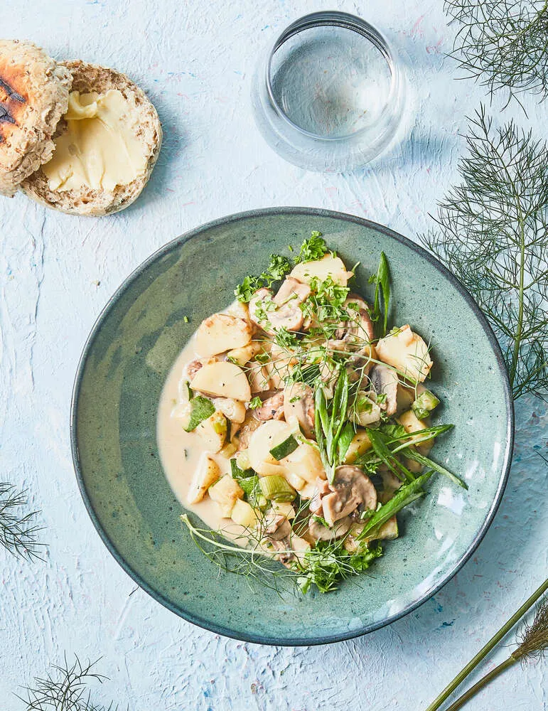 Kartofler og champignon i flødesauce med ristet brød
