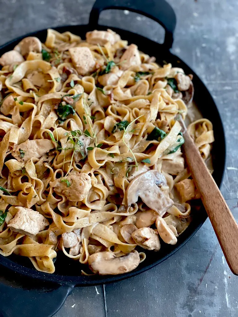 Pastaret med champignon, kylling og soltørret tomat