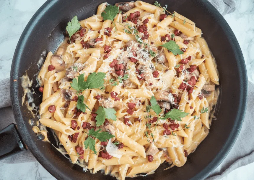 Pastaret med champignon og bacon i flødesauce