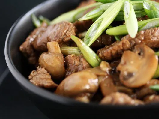 Oksekød i østersauce med champignon og forårsløg