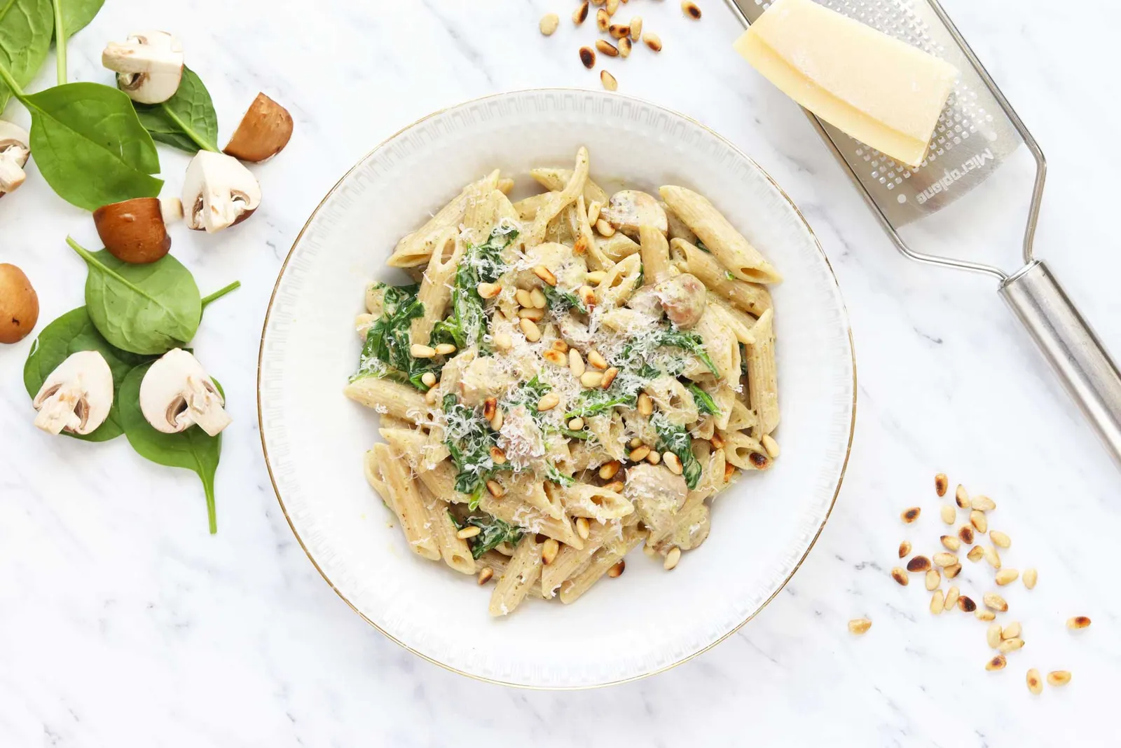Pasta med champignon, spinat og pestosovs