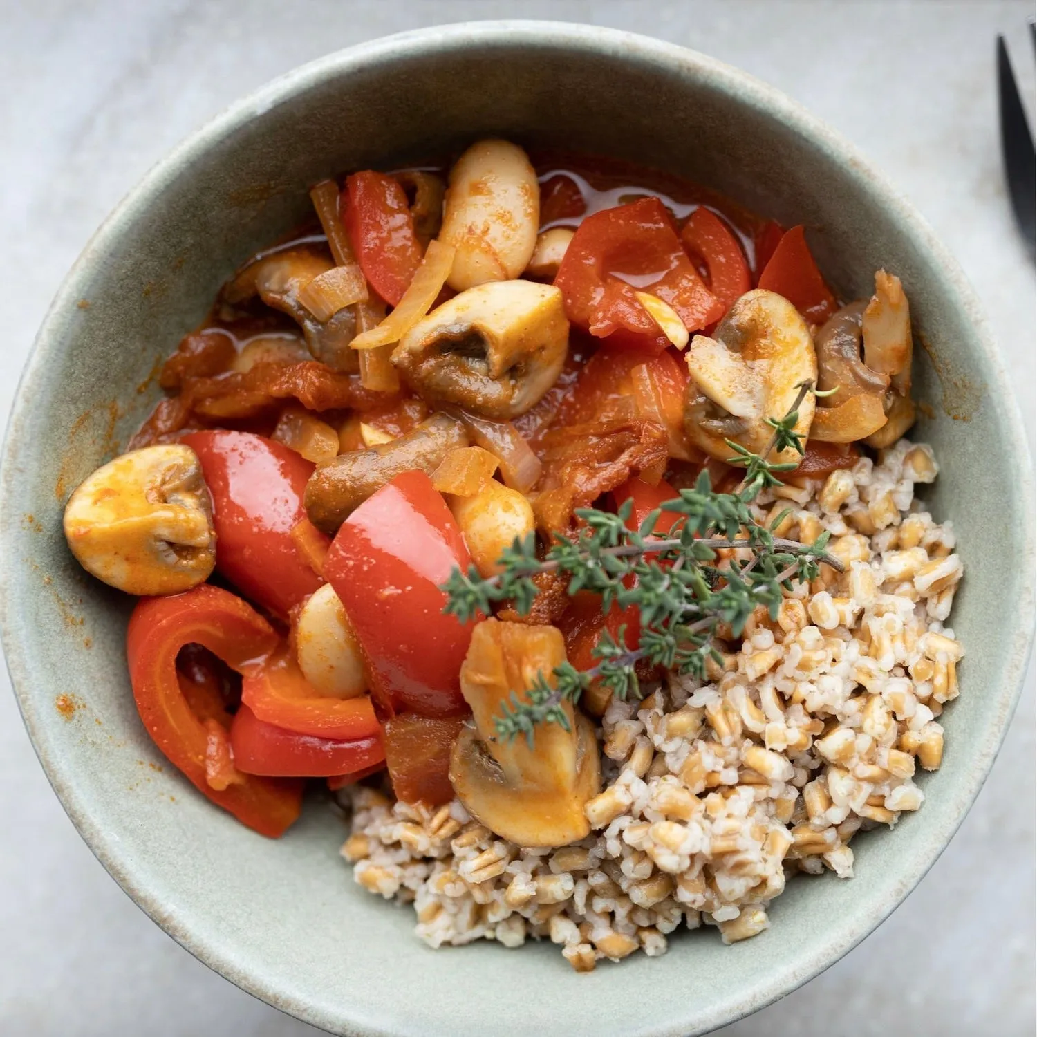 Vegansk paprikagryde med champignon og peberfrugt