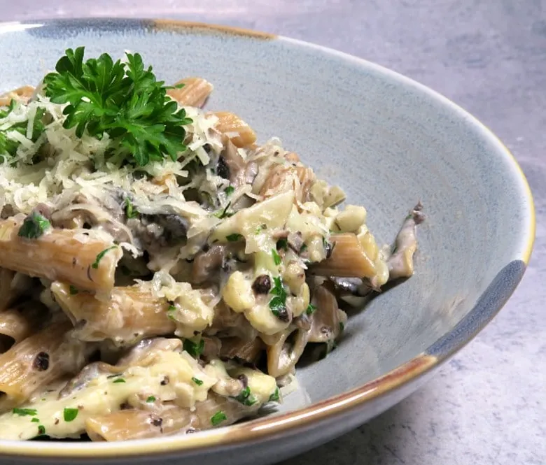 Pasta i mascarpone med blomkål og champignon