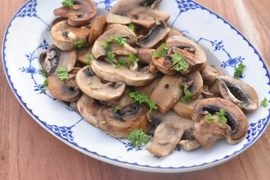 Champignon ristet i smør og hvidløg på pande