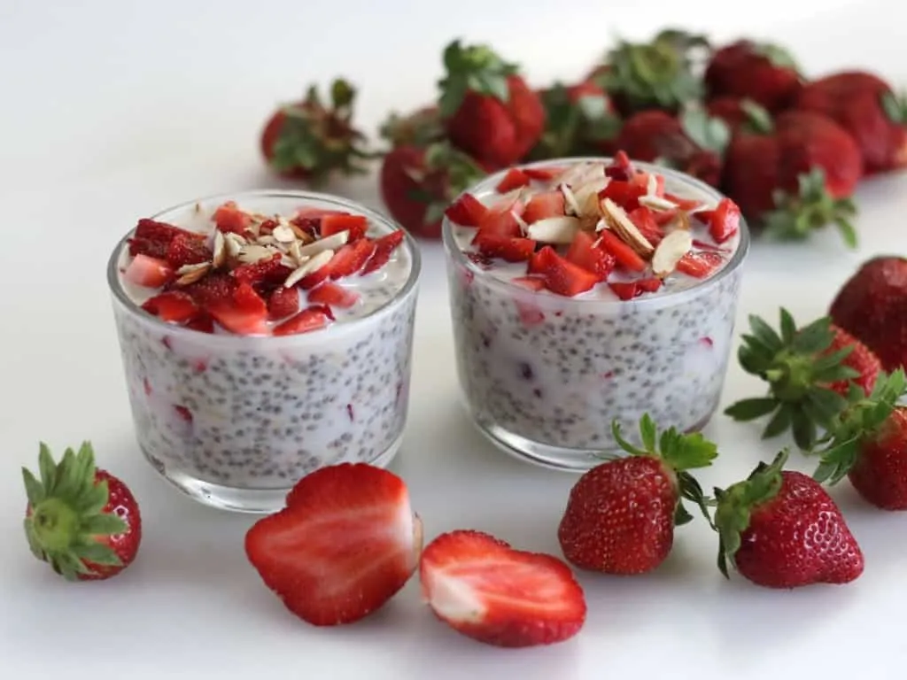 Overnight oats med chiafrø og jordbær