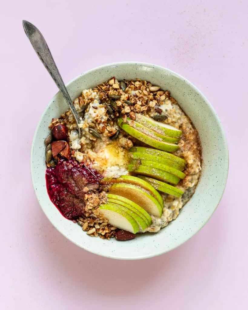 Havregrød med chiafrø og topping