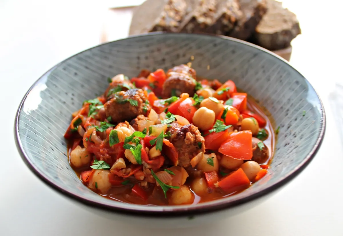 Krydret gryderet med chorizo og kikærter