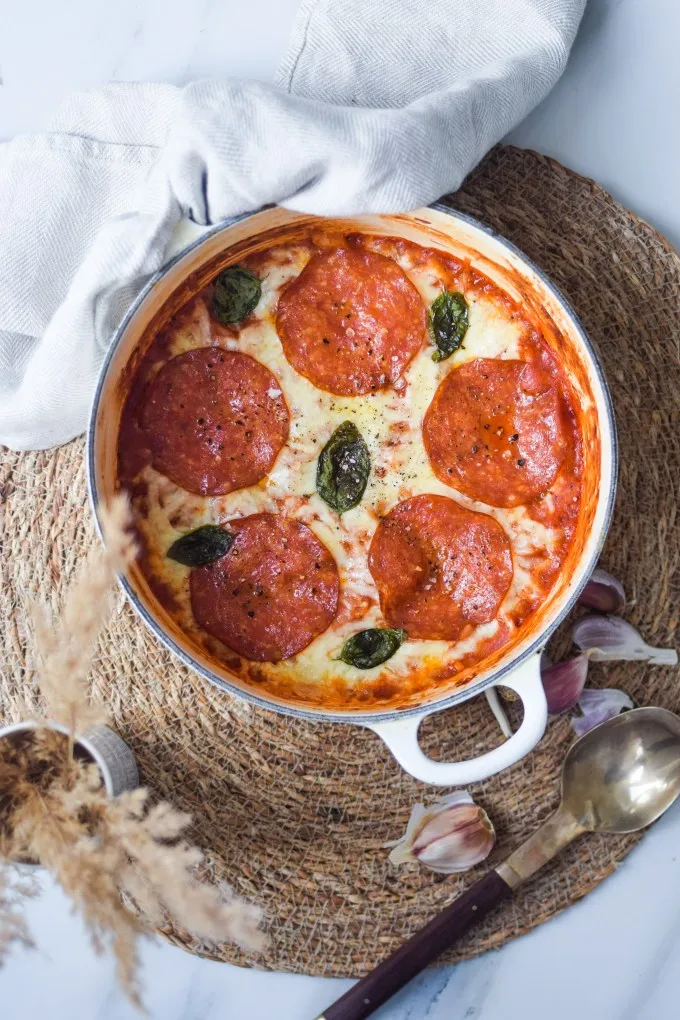 Pastaret i ovn med chorizo, parmesan og mozzarella