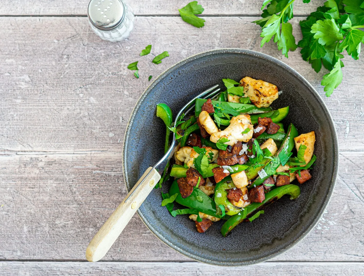 Lun salat med kylling og chorizo