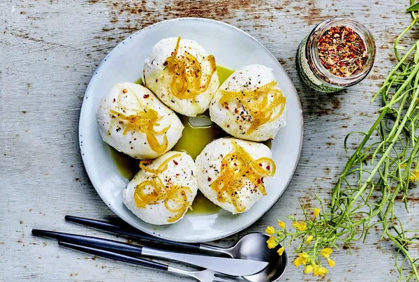 Mozzarella med syltet citronskal og olivenolie