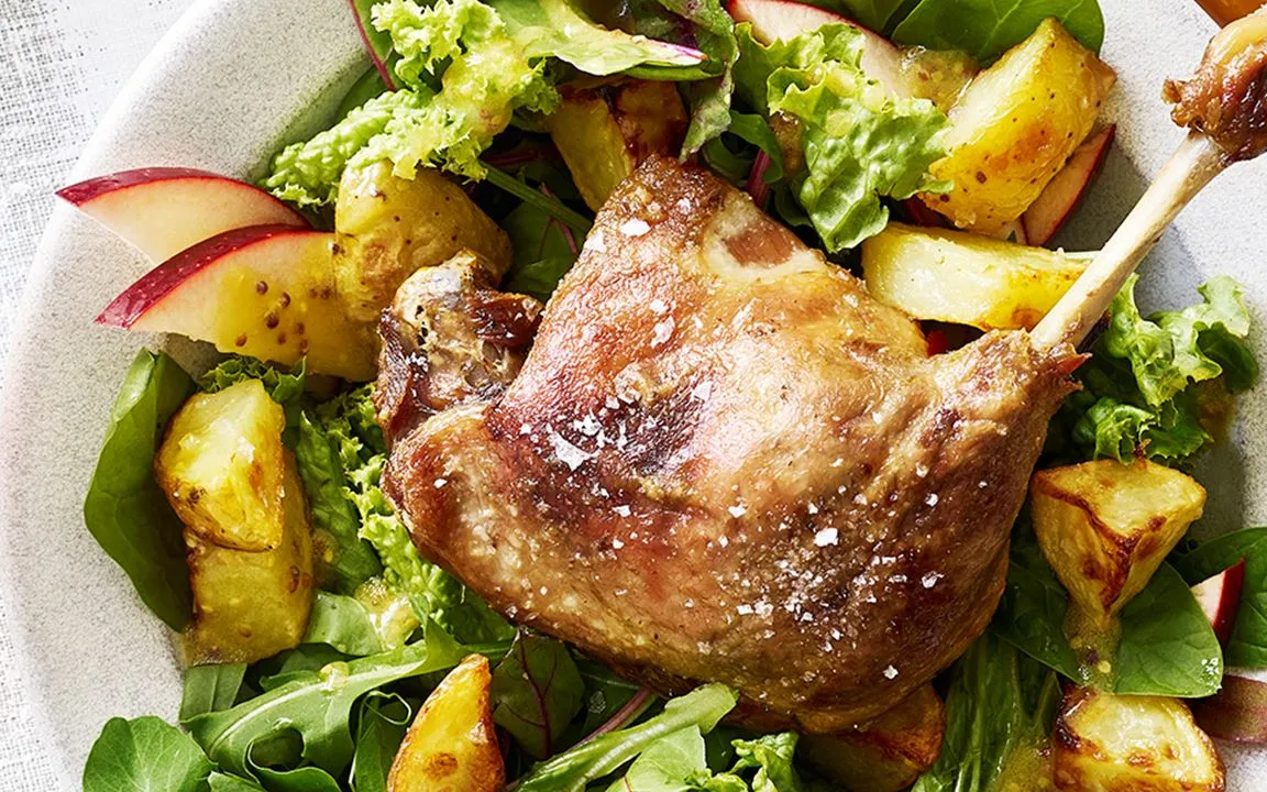 Salat med confit de canard, æble og kartofler stegt i andefedt