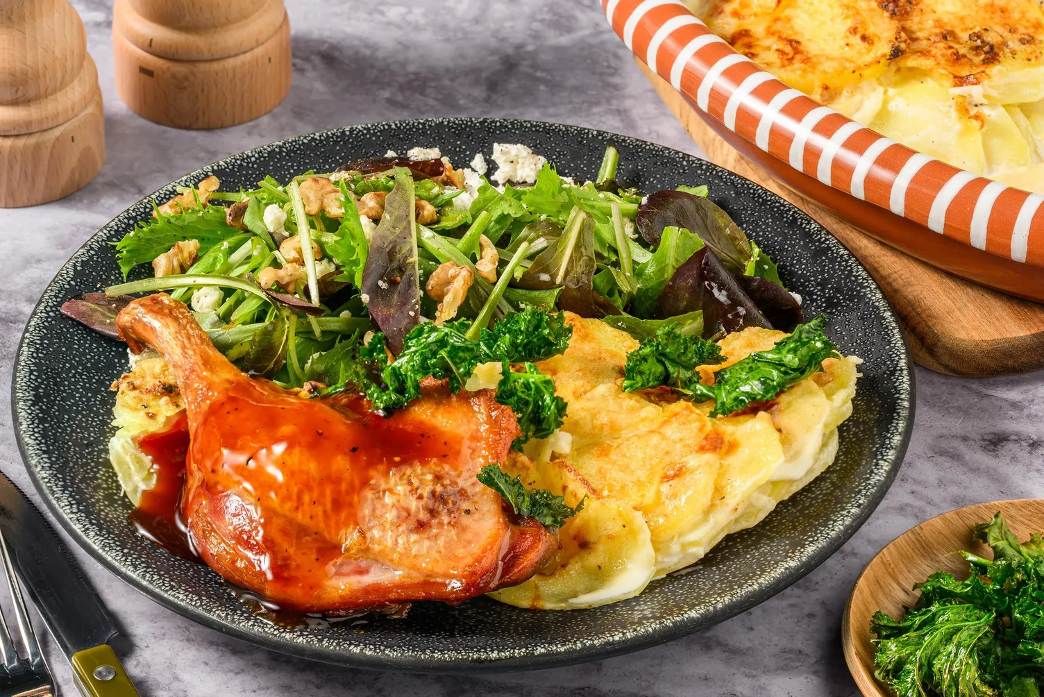 Vintervenlig confiteret and med rødvinssauce, rodfrugtgratin og gedeostsalat