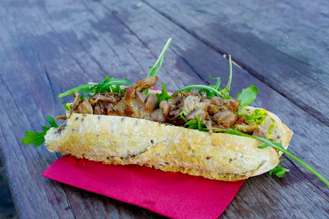 Hjemmelavet confit de canard-sandwich