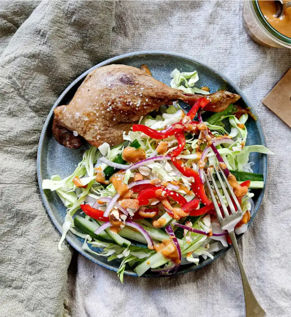 Asiatisk salat med confiteret and