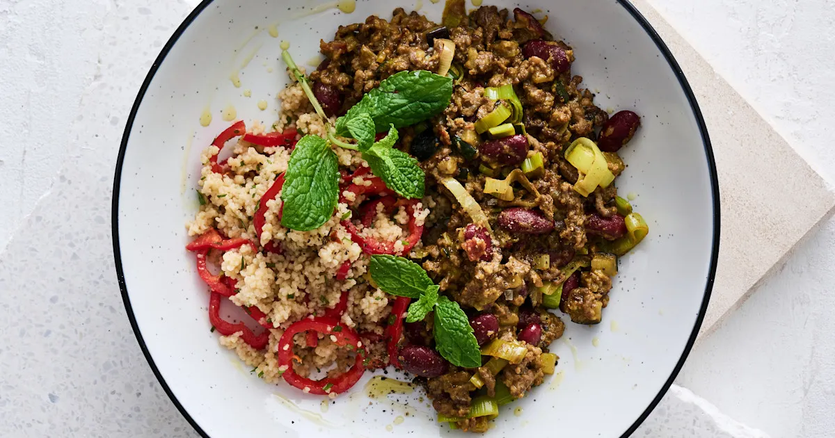 Couscous med oksekød, aubergine, squash, porrer og røde bønner