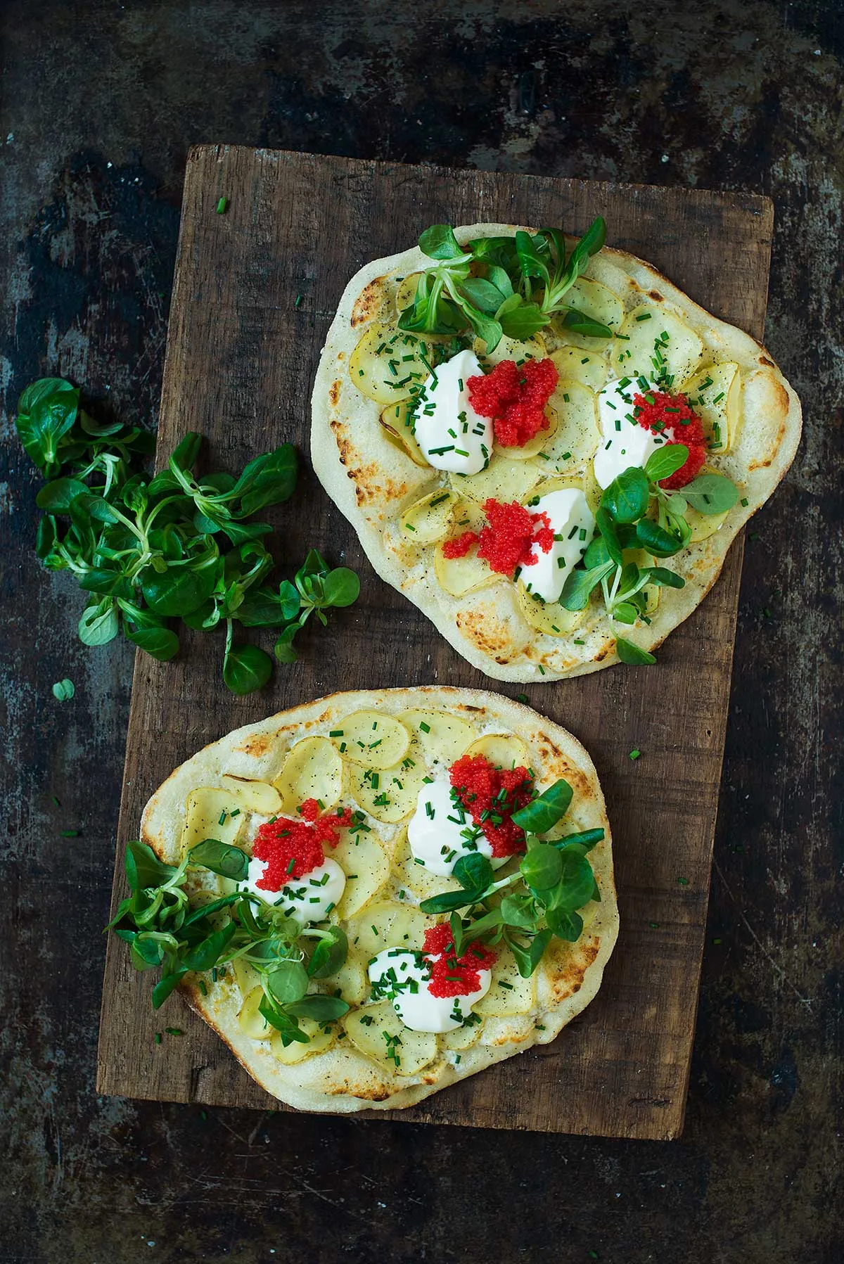 Pizza med kartoffel, creme fraiche og tang-kaviar