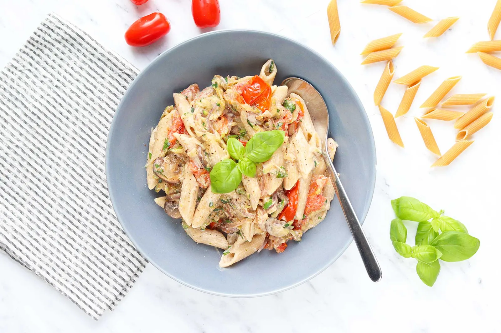 Cremet vegetarpasta med creme fraiche og basilikum