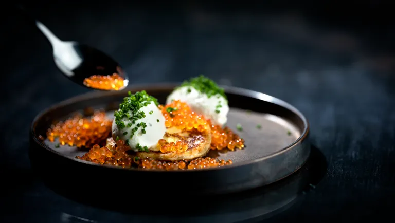 Kartoffelblinis med marinerede ørredrogn og pisket cremefraiche