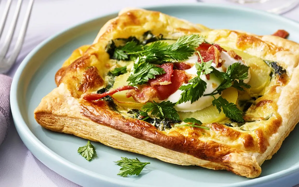 Små kartoffeltærter med spinat, creme fraiche og bacon