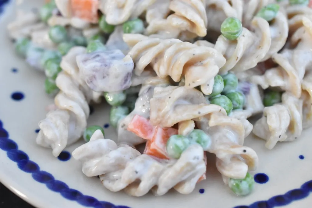 Pastasalat med creme fraiche og ærter