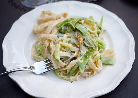 Fettuccine med lyse squash og creme fraiche