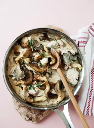 Kyllingegryde med creme fraiche og enebær