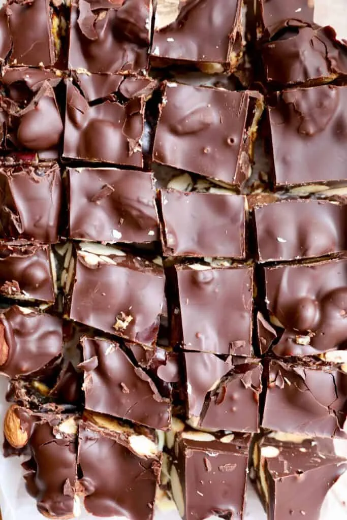 Rocky road med dadler, peanutbutter og mørk chokolade