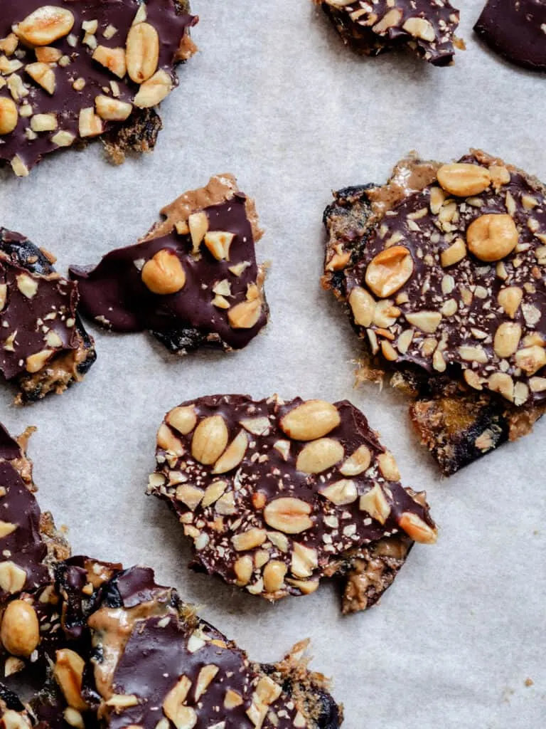 Date bark med nøddesmør og chokolade