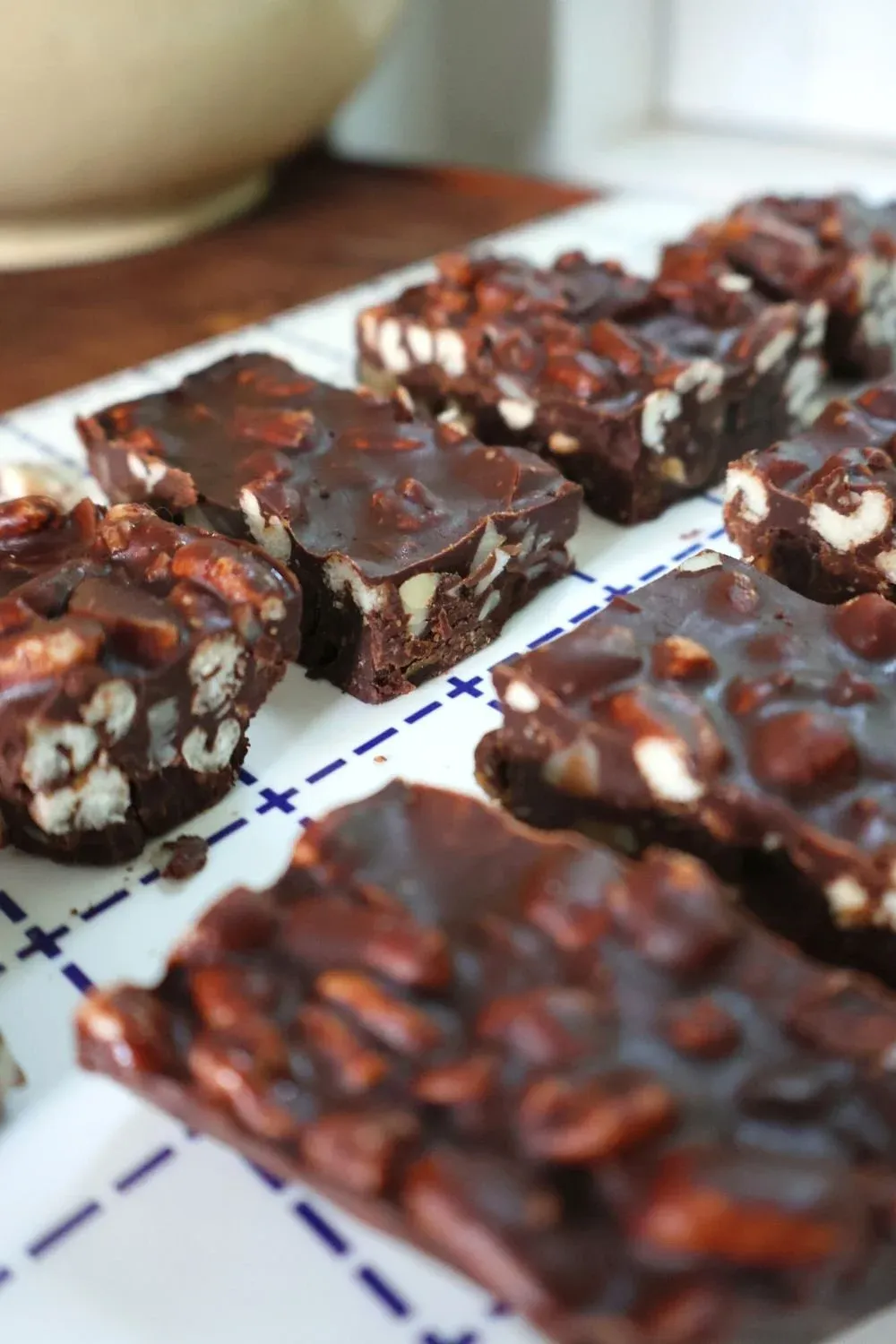 Crunchy chokoladebrud med nødder, dadler og peanutbutter