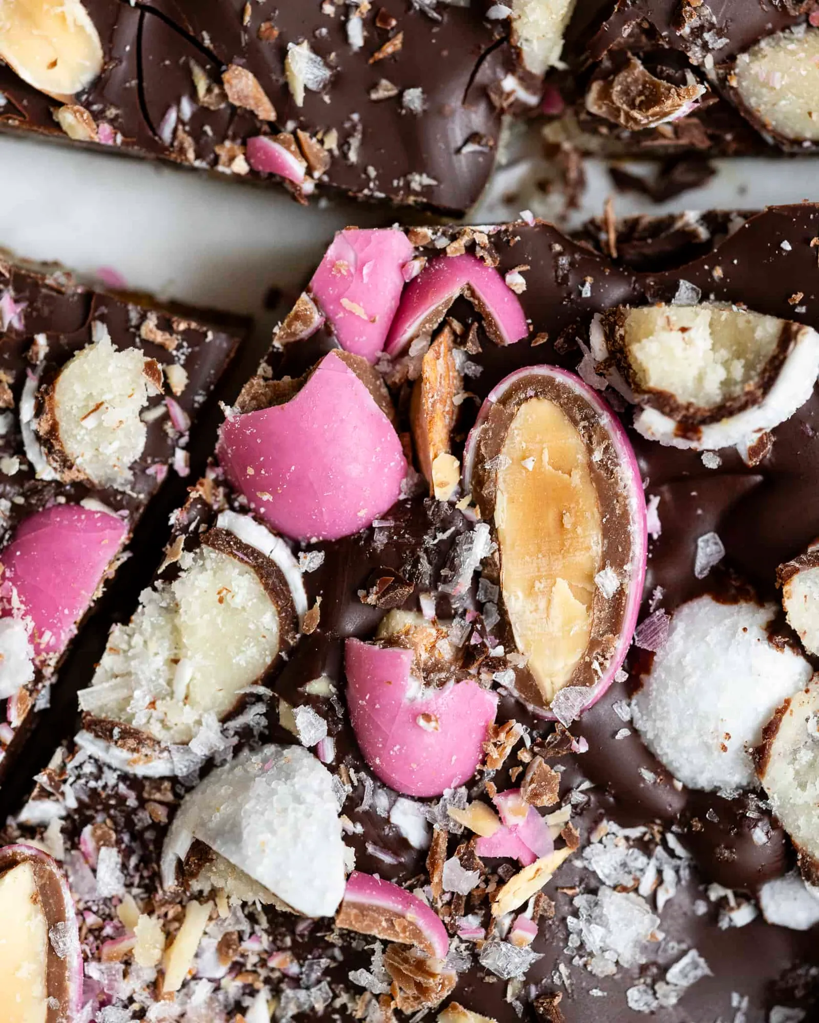 Dadelkonfekt med marcipan og chokolade