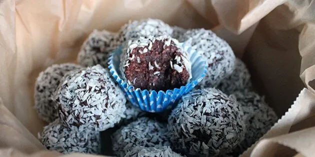 Romkugler med dadler og havregryn