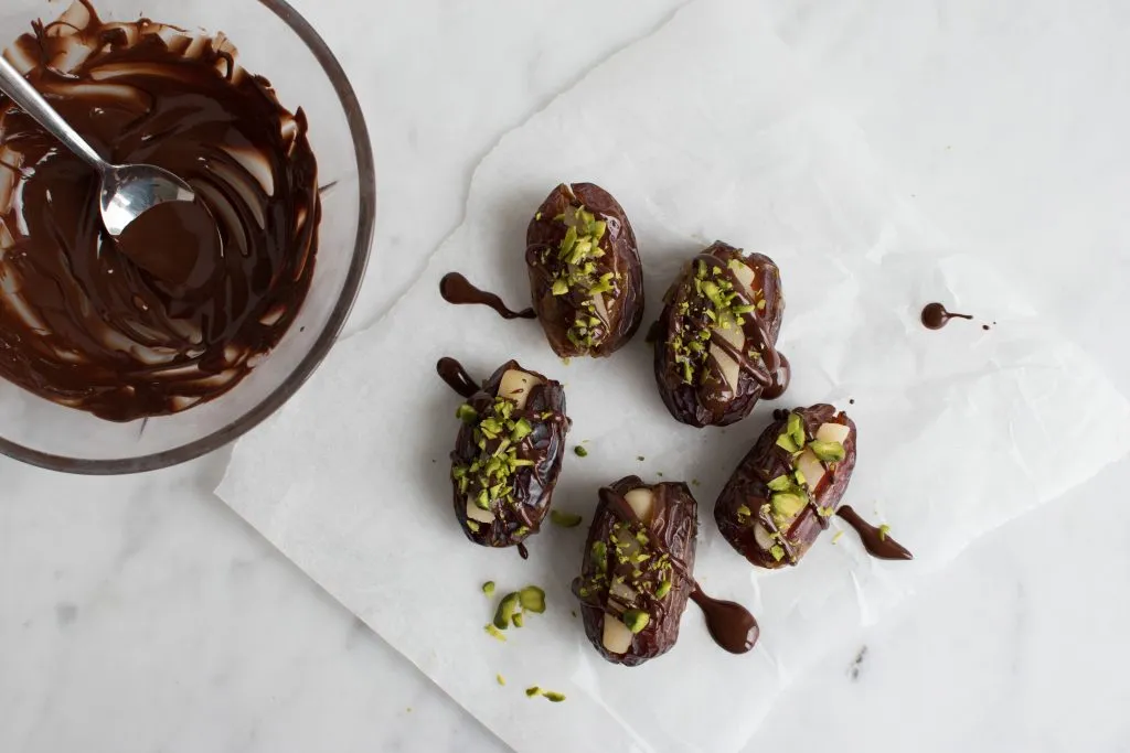Medjool dadler med marcipan, chokolade og pistacie