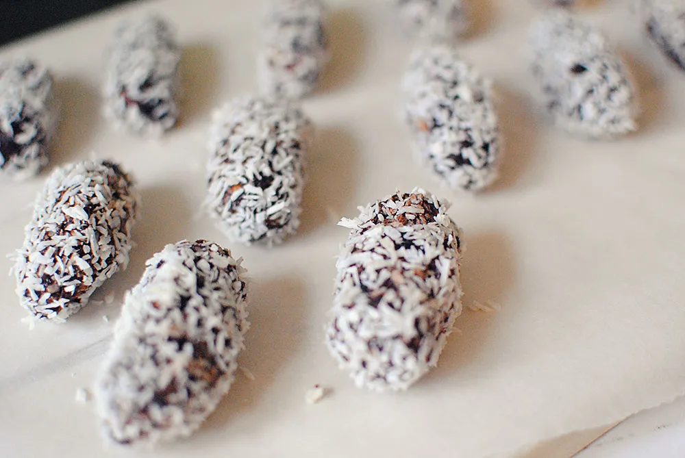 Dadelbars med kokos, mandler og nødder