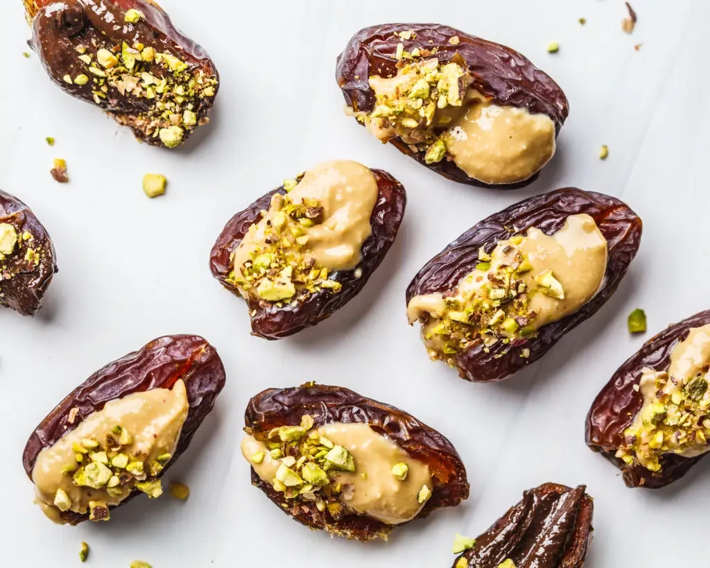 Fyldte dadler med peanutbutter og pistacienødder