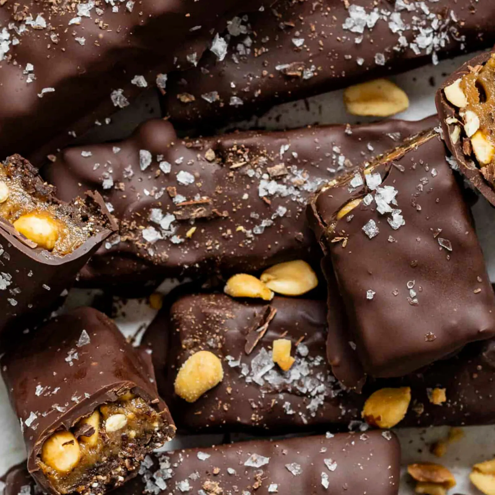 Snickers med dadler og peanutbutter