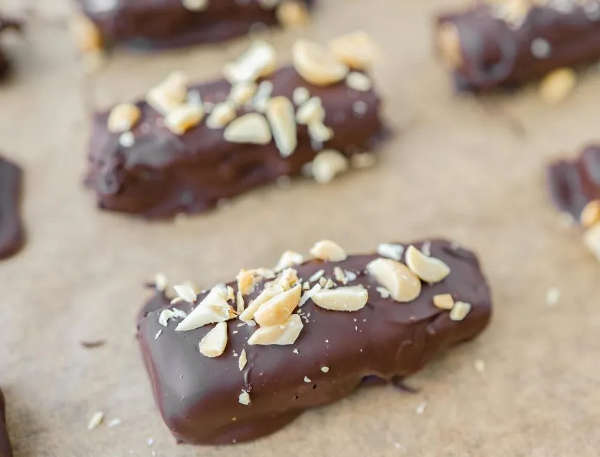 Dadelbarer med peanuts og chokolade