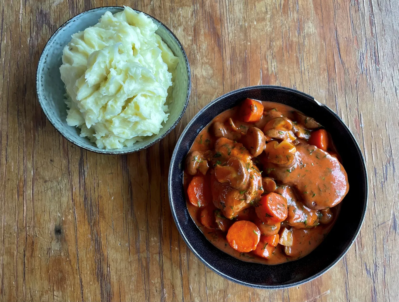 Mørbradgryde med dild, svampe og kartoffelmos