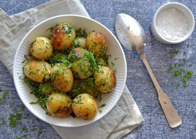 Smørristede kartofler med dild