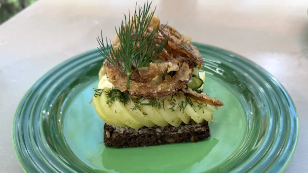 Kartoffelsmørrebrød med dild, mayonnaise og ristede løg