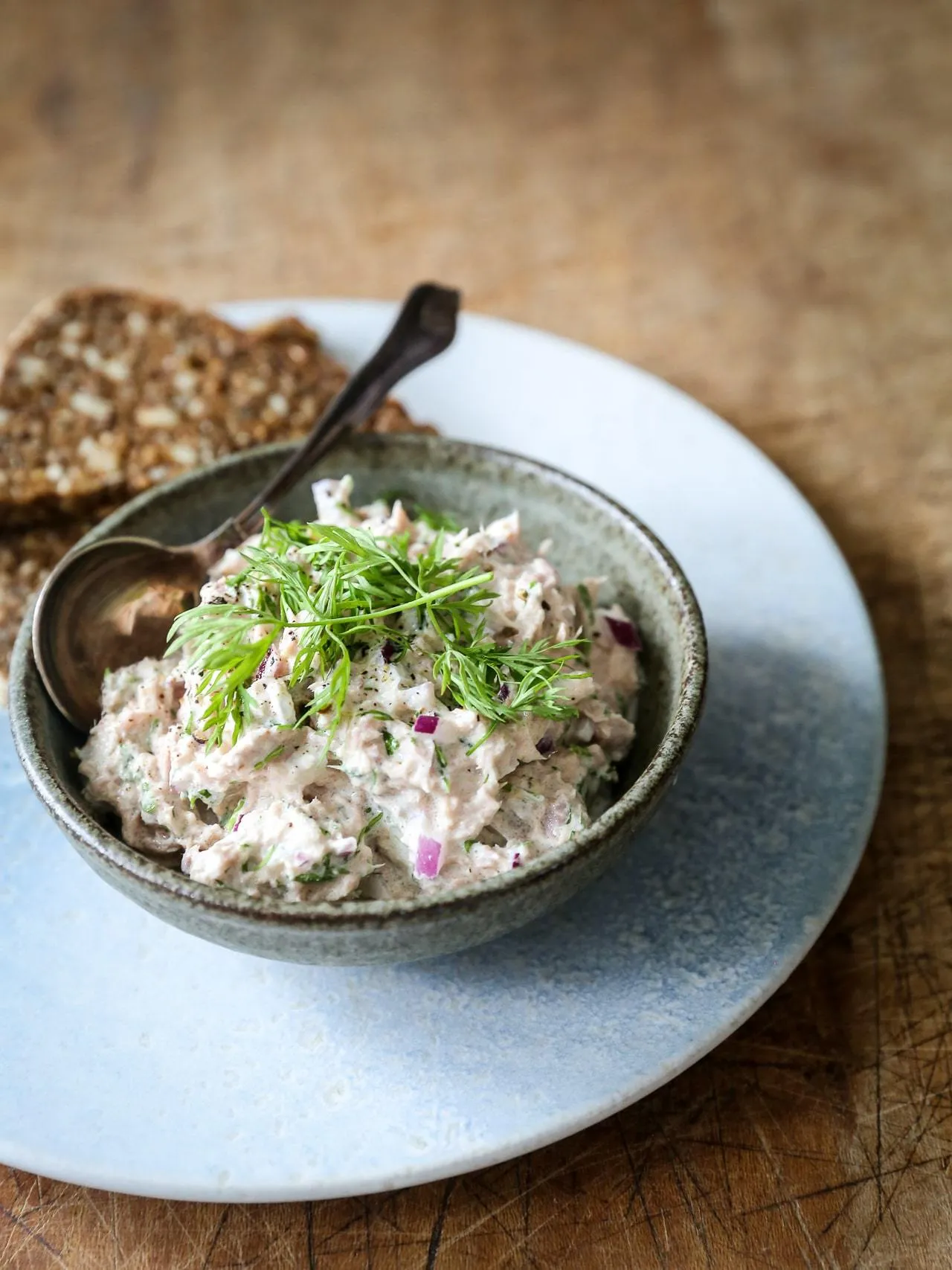 Tunsalat med rødløg og dild