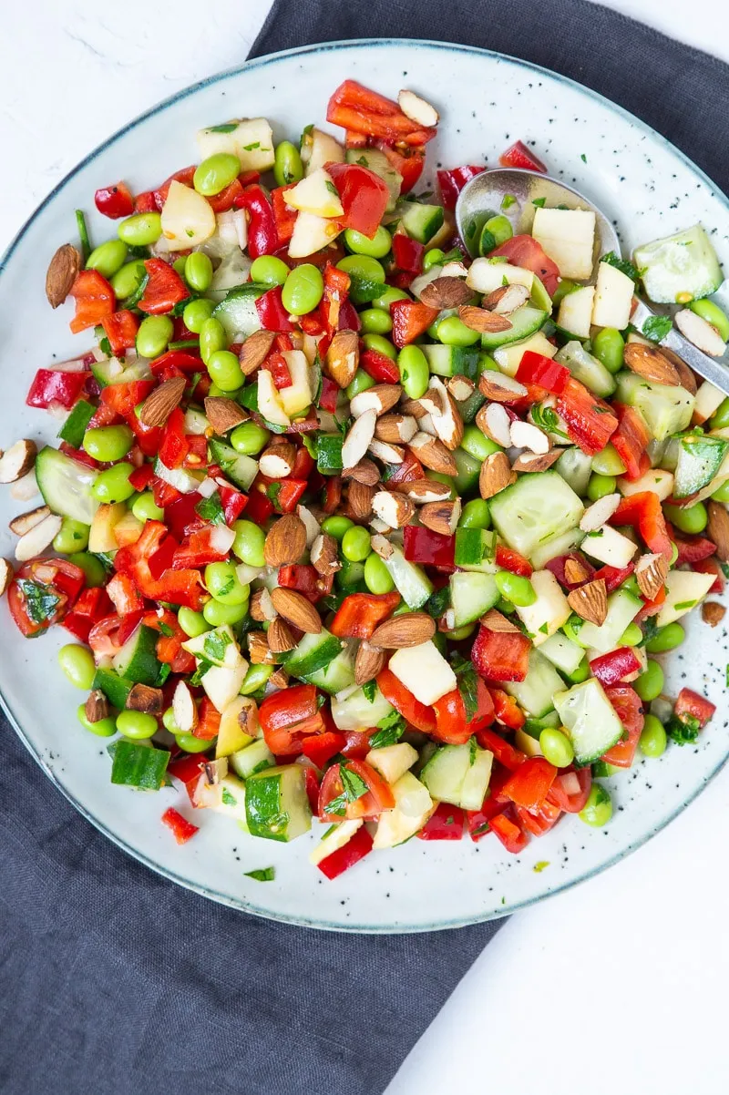 Simpel salat med peberfrugt, tomater og edamamebønner