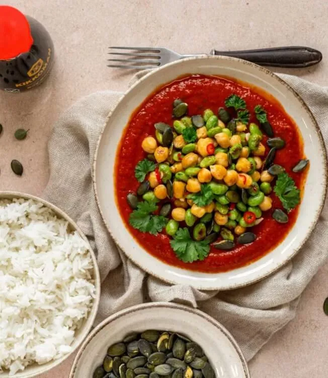 Kikærter og edamamebønner i pebersauce