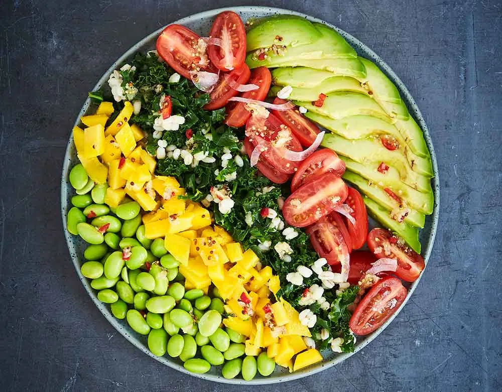 Rainbow bowl med avocado, mango og grønkål